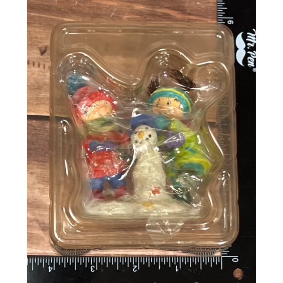 2008 HALLMARK KEEPSAKE ORNAMENT QXG7231 FIRST SNOWMAN OF THE YEAR BUILDING - Picture 5 of 11